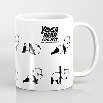 Taza de panda haciendo yoga